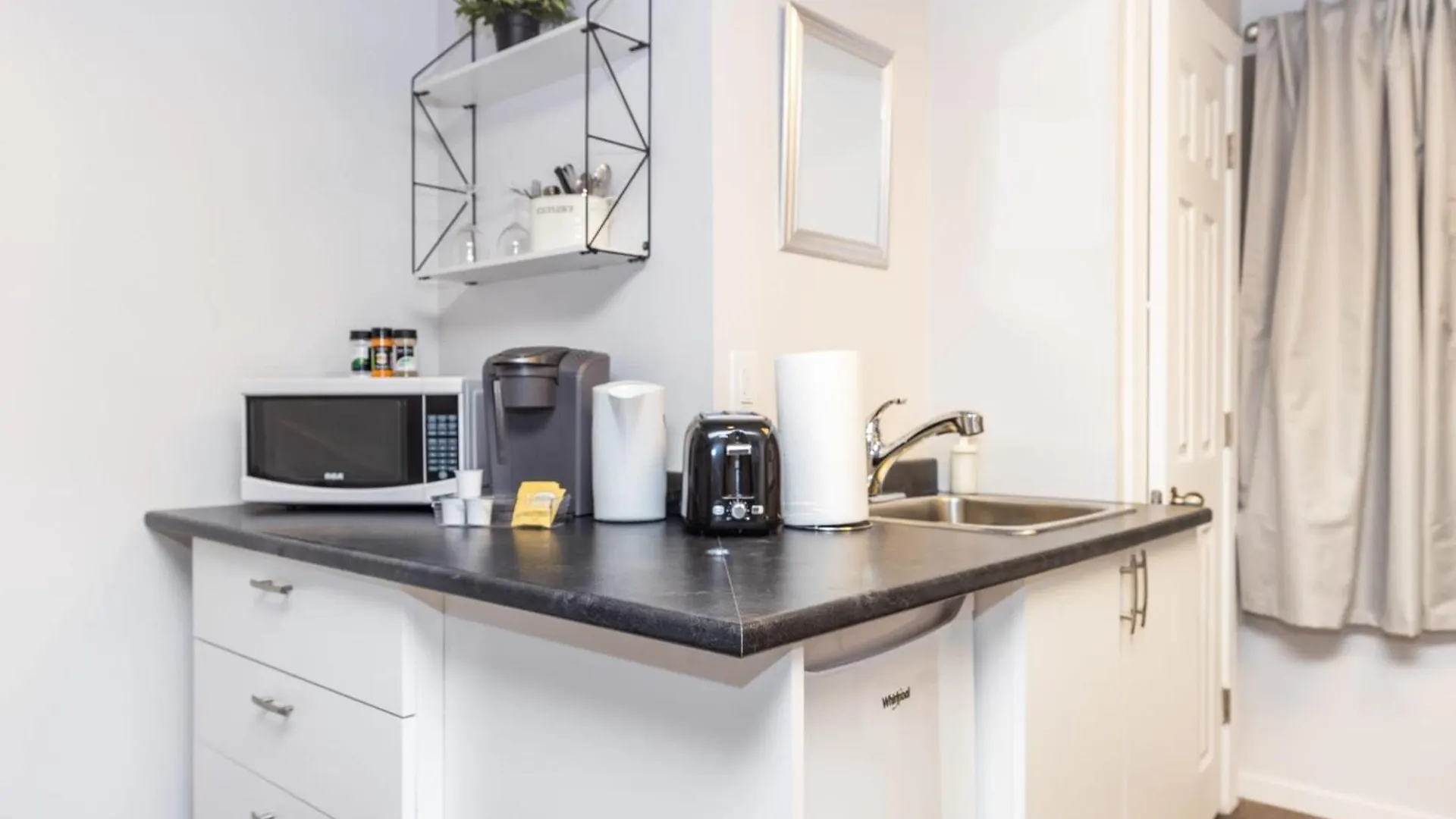 Studio King Bed Apartment - Close To Chinatown Ottawa 0*,  Canada