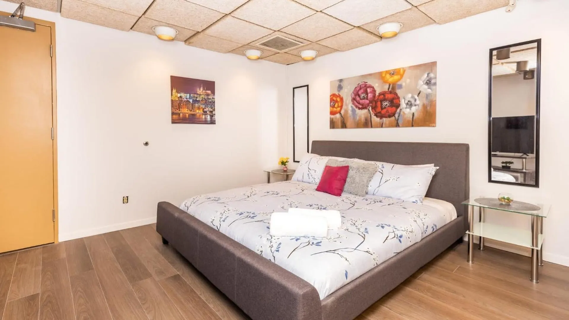 Studio King Bed Apartment - Close To Chinatown Ottawa